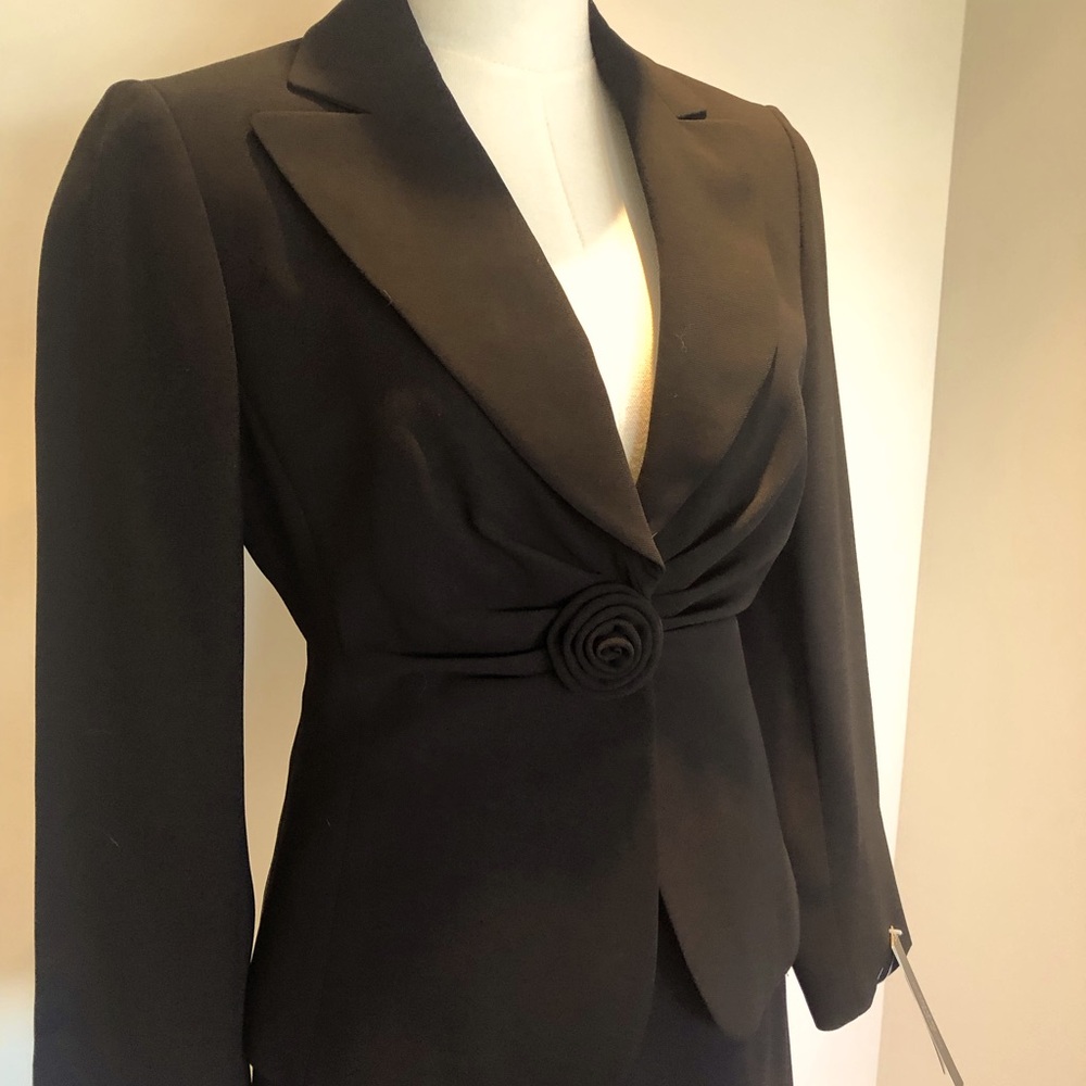 Black jacket
Dare to wear as shown
